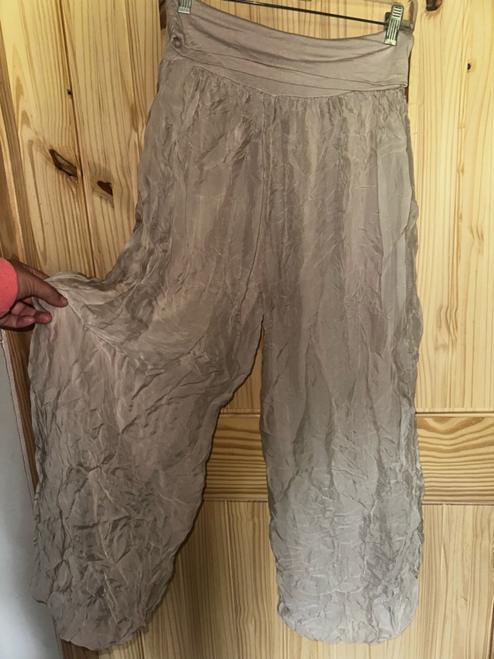 Crinkle pants in Taupe with High Waist - Picture 3 of 4